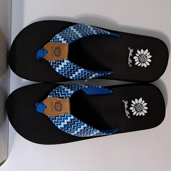New Women's Yellow Box Flip Flops Sz 7.5 - 3 Tone Blue & White Zigzag pattern - Picture 2 of 6